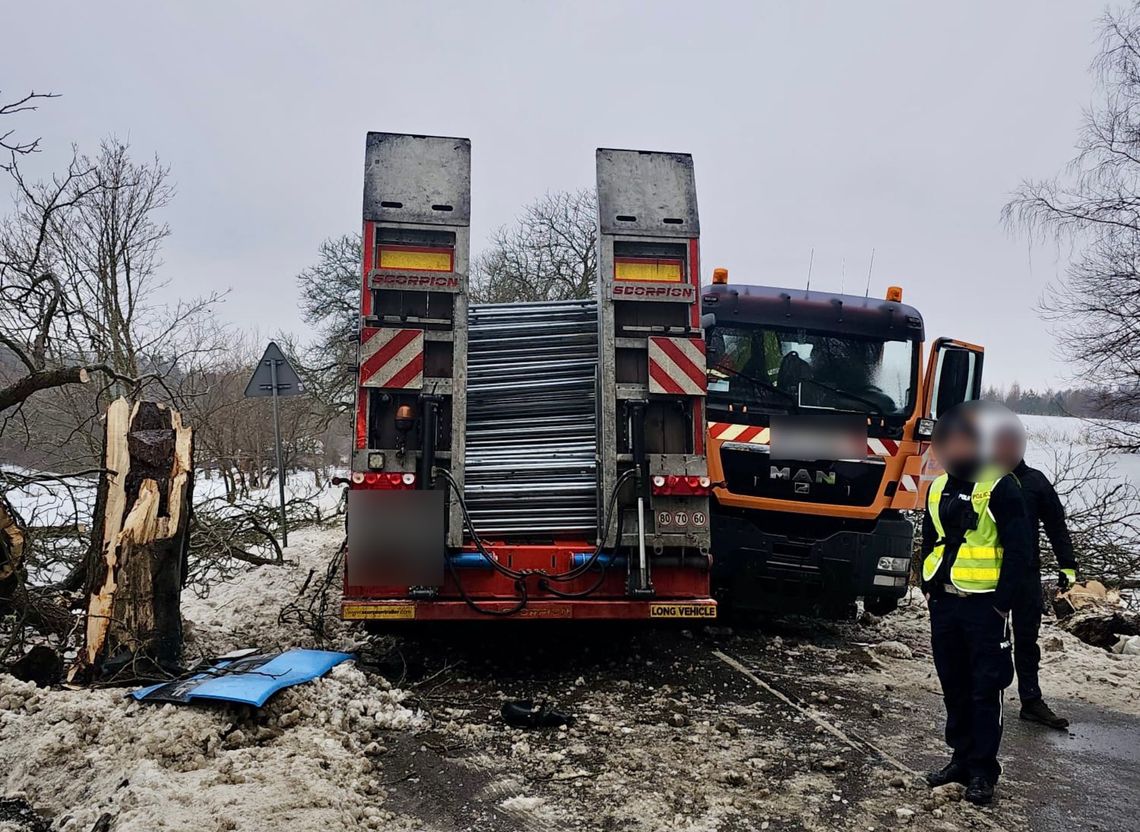 Dwie ciężarówki wypadły z oblodzonej drogi. Kierowcy zostali ukarani mandatami Dwie ciężarówki wypadły z oblodzonej drogi. Kierowcy zostali ukarani mandatami