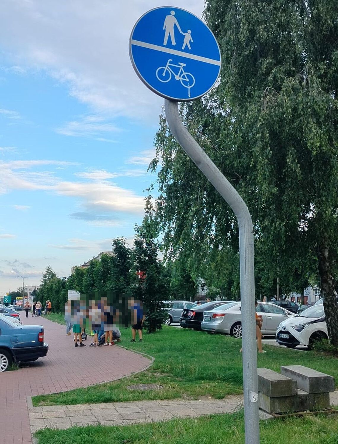 Dwie dziewczynki na jednej hulajnodze elektrycznej wjechały w 71-latkę. Kobieta jest w szpitalu