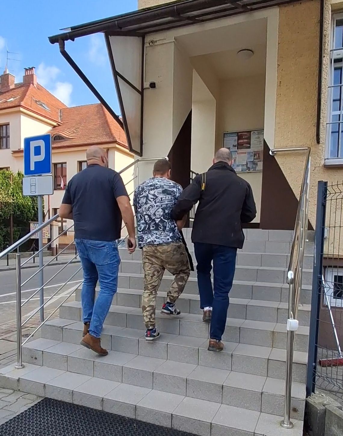 Dwie kobiety zaatakowane na przystanku autobusowym. Napastnicy pobili je i ukradli im telefony