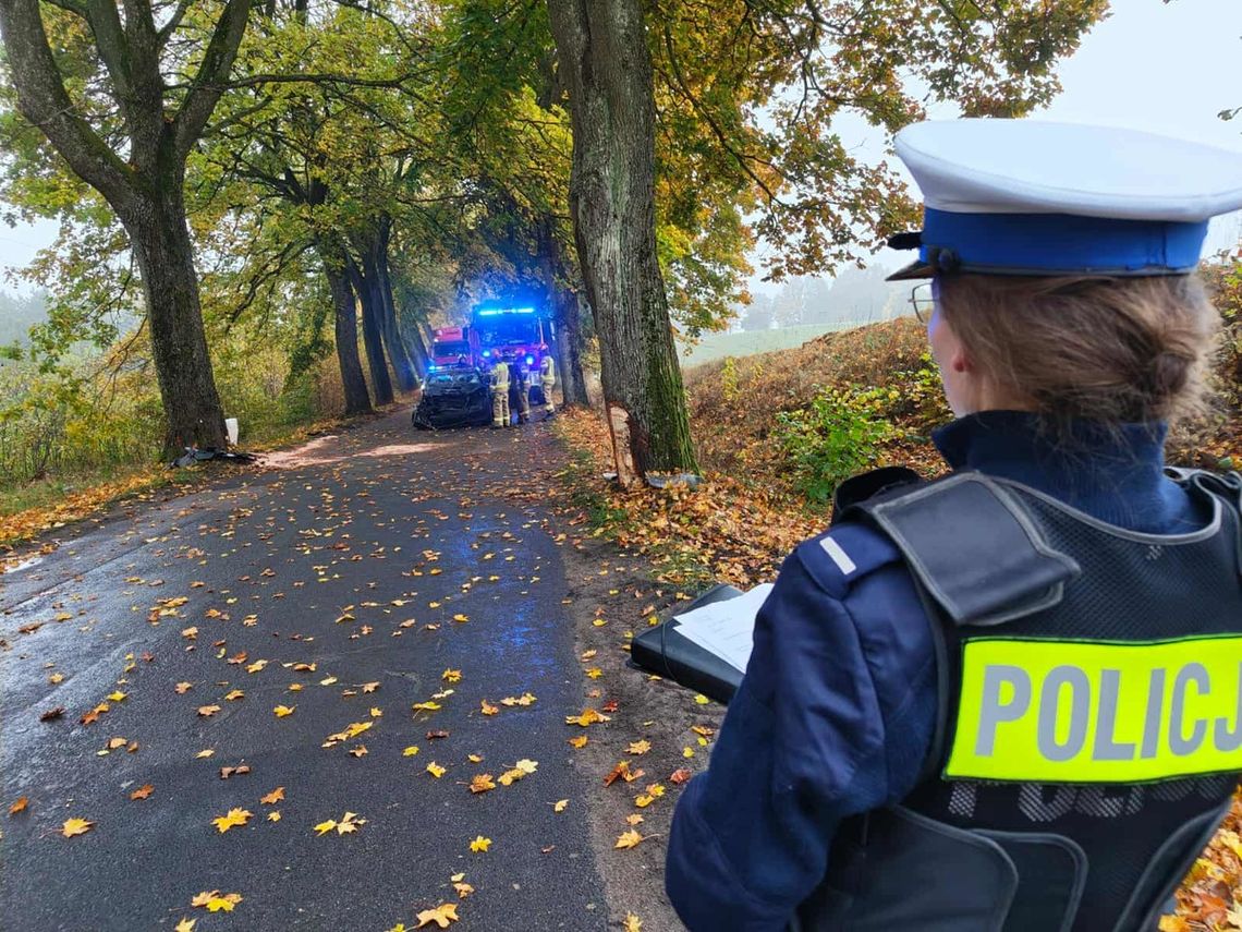 Dwie młode kobiety ranne w wypadku na drodze powiatowej. Mercedes uderzył w drzewo Dwie młode kobiety ranne w wypadku na drodze powiatowej. Mercedes uderzył w drzewo