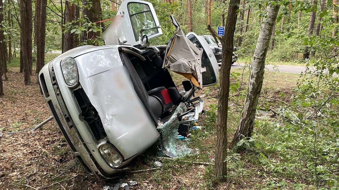 Dwie nastolatki i 43-letni kierowca w szpitalu po uderzeniu Golfem w drzewo. Jedna z dziewczyn walczy o życie Dwie nastolatki i 43-letni kierowca w szpitalu po uderzeniu Golfem w drzewo. Jedna z dziewczyn walczy o życie