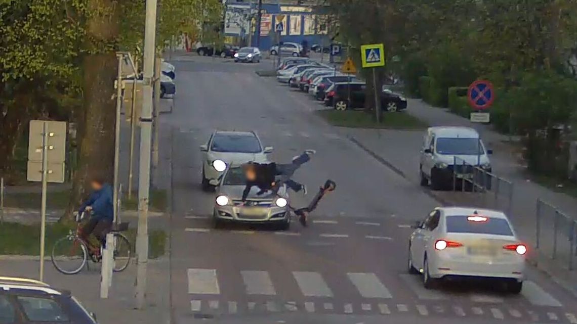 Dwie nastolatki na jednej hulajnodze elektrycznej uderzyły w samochód