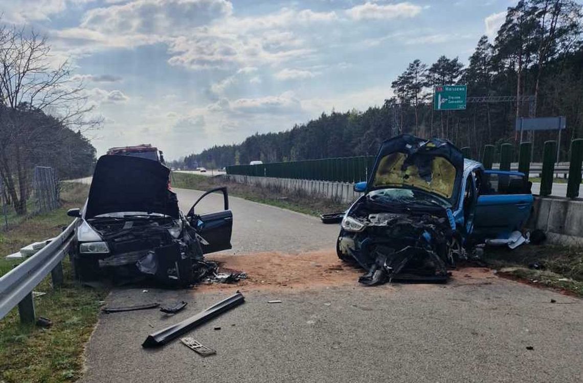 Dwie osobówki zderzyły się czołowo na drodze serwisowej. Jeden z kierowców nie przeżył