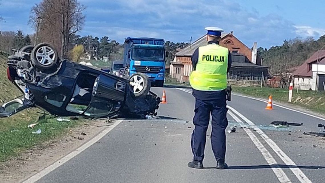 Dwie osoby w szpitalu po dachowaniu Peugeota. Kierowca próbował uniknąć zderzenia ze zwierzęciem