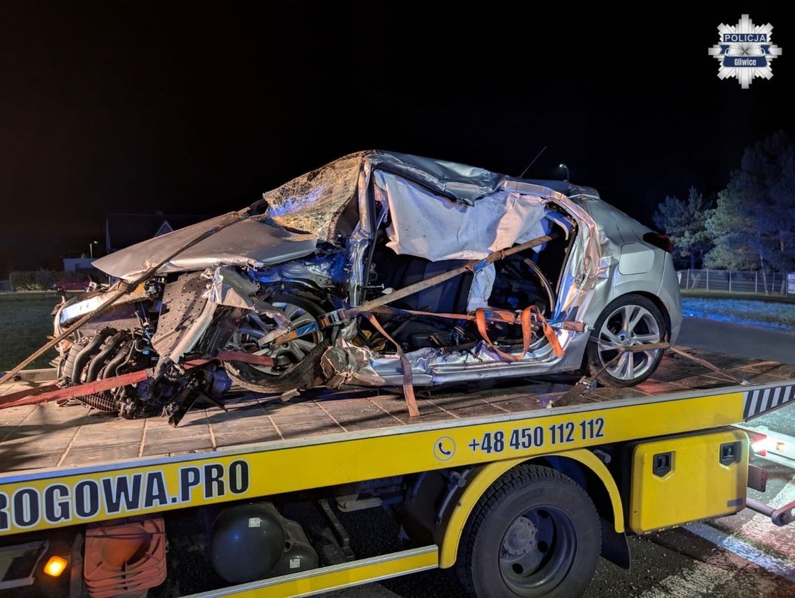 Dwie osoby zginęły, a trzy są ranne po zderzeniu opla z ciężarówką. Kierowca zignorował znak "STOP"