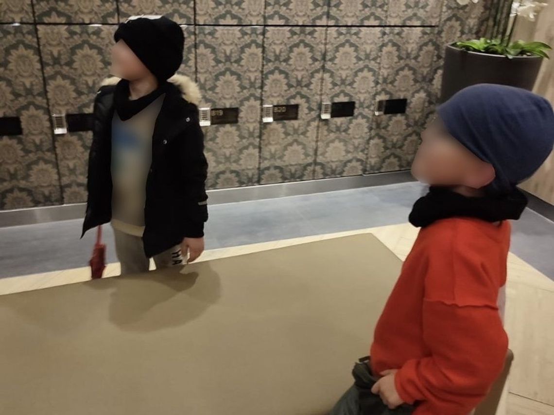 Dwóch 6-latków nagle zniknęło z placu zabaw. Szukało ich 140 policjantów. "Chcieliśmy zrobić żart" Dwóch 6-latków nagle zniknęło z placu zabaw. Szukało ich 140 policjantów. "Chcieliśmy zrobić żart"