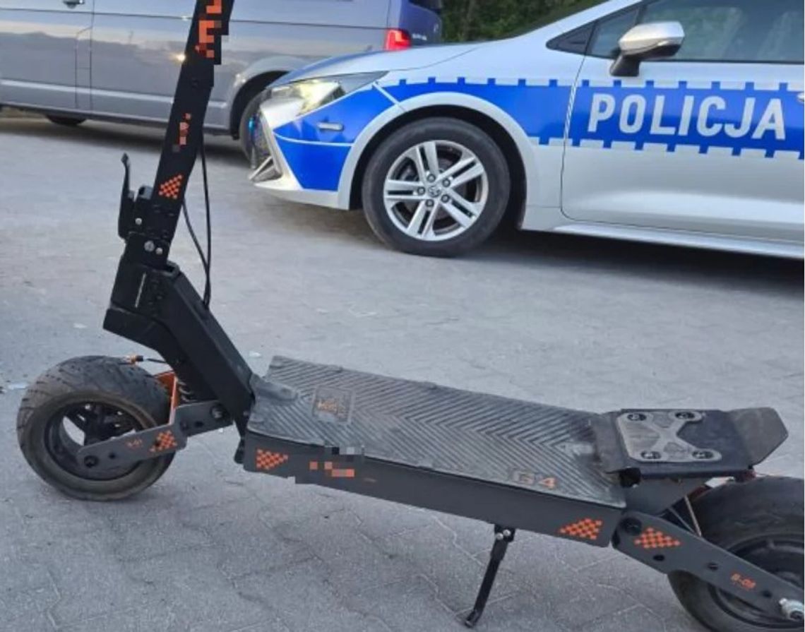 Dwóch chłopców leżało na ulicy, a obok nich hulajnoga elektryczna. Jechali na niej razem