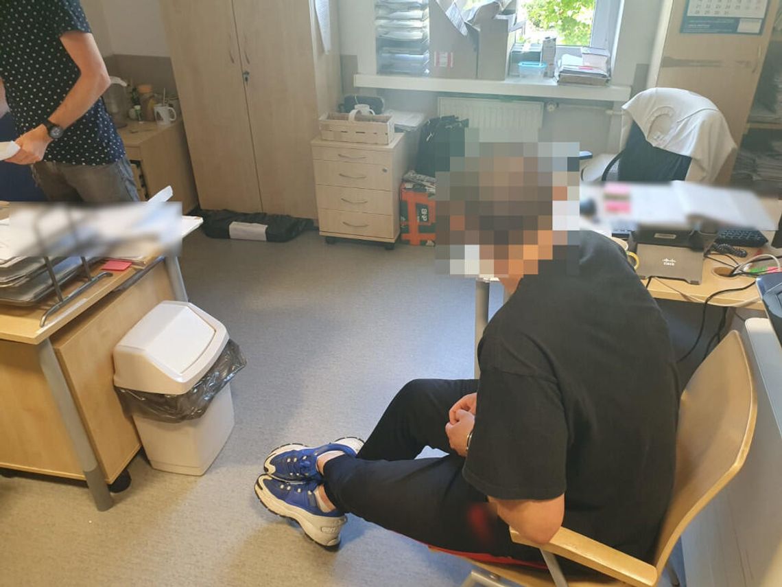 Dwóch mężczyzn przyłapanych na kradzieży klocków. Nie domyśli się, że ochrona obserwuje każdy ich ruch Dwóch mężczyzn przyłapanych na kradzieży klocków. Nie domyśli się, że ochrona obserwuje każdy ich ruch