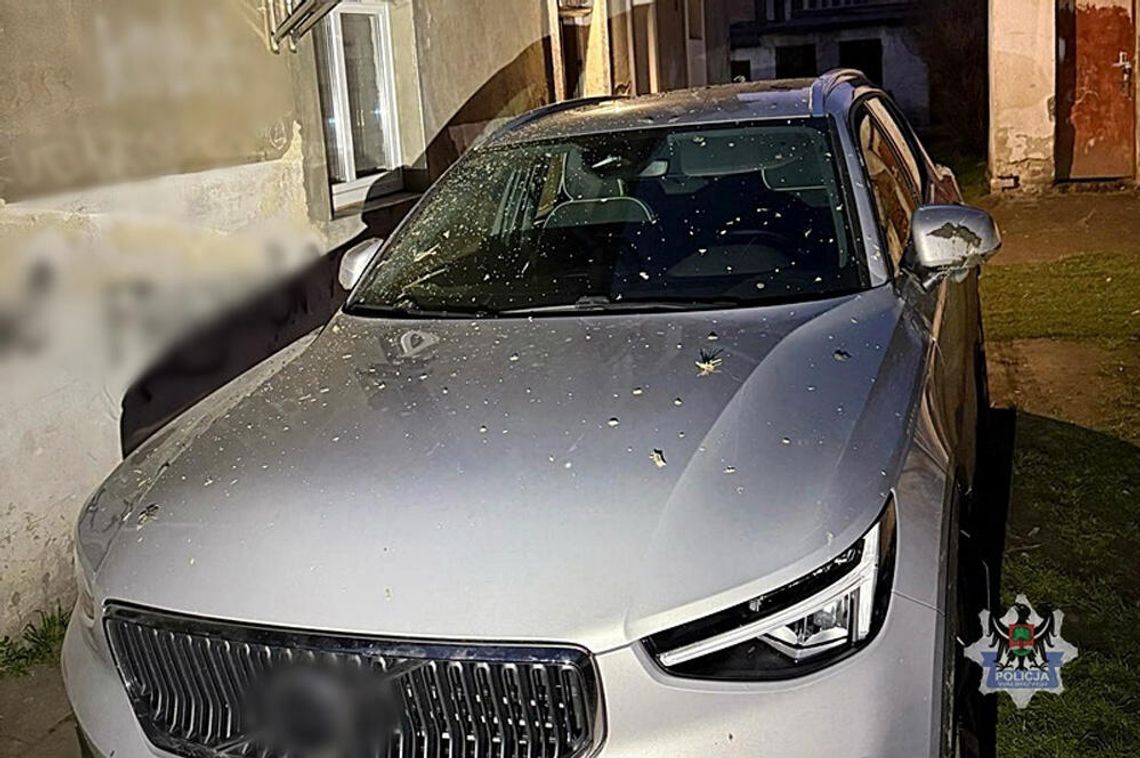 Dwóch miejscowych rzezimieszków w luksusowym aucie. Na widok radiowozu porzucili je na podwórku i uciekli do kolegi