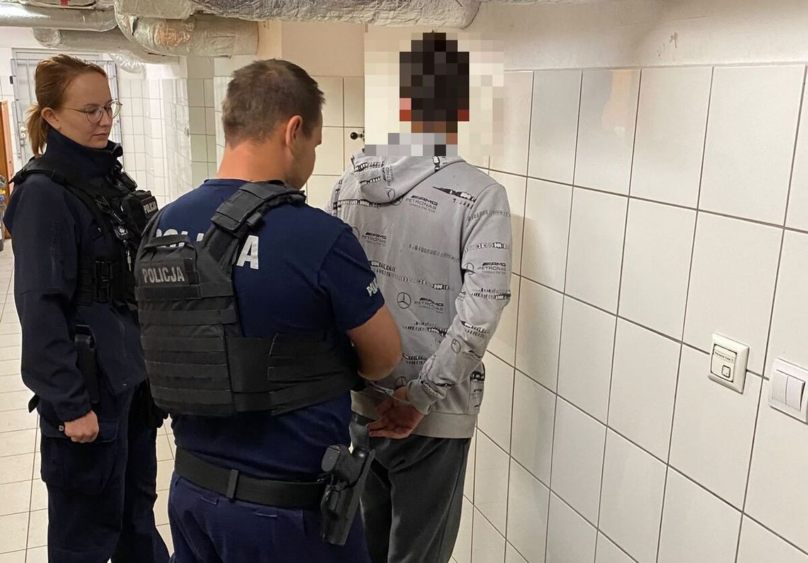 Dwóch na jednego. Napadli 17-latka na ulicy i ukradli mu koszulkę z barwami klubu Dwóch na jednego. Napadli 17-latka na ulicy i ukradli mu koszulkę z barwami klubu