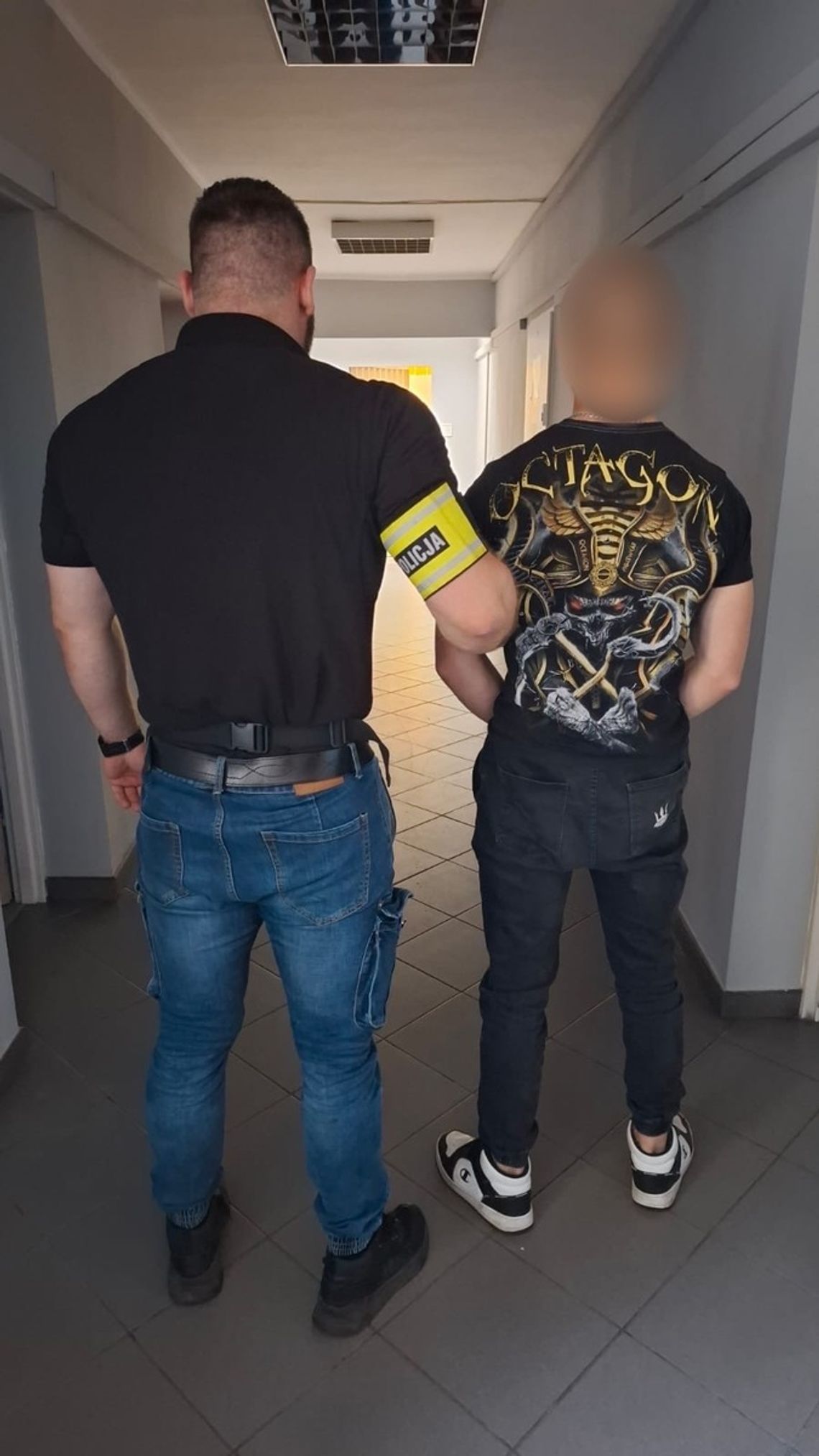 Dwóch nastolatków porwało trzeciego. Był brutalnie bity, wożony samochodem i grożono mu śmiercią