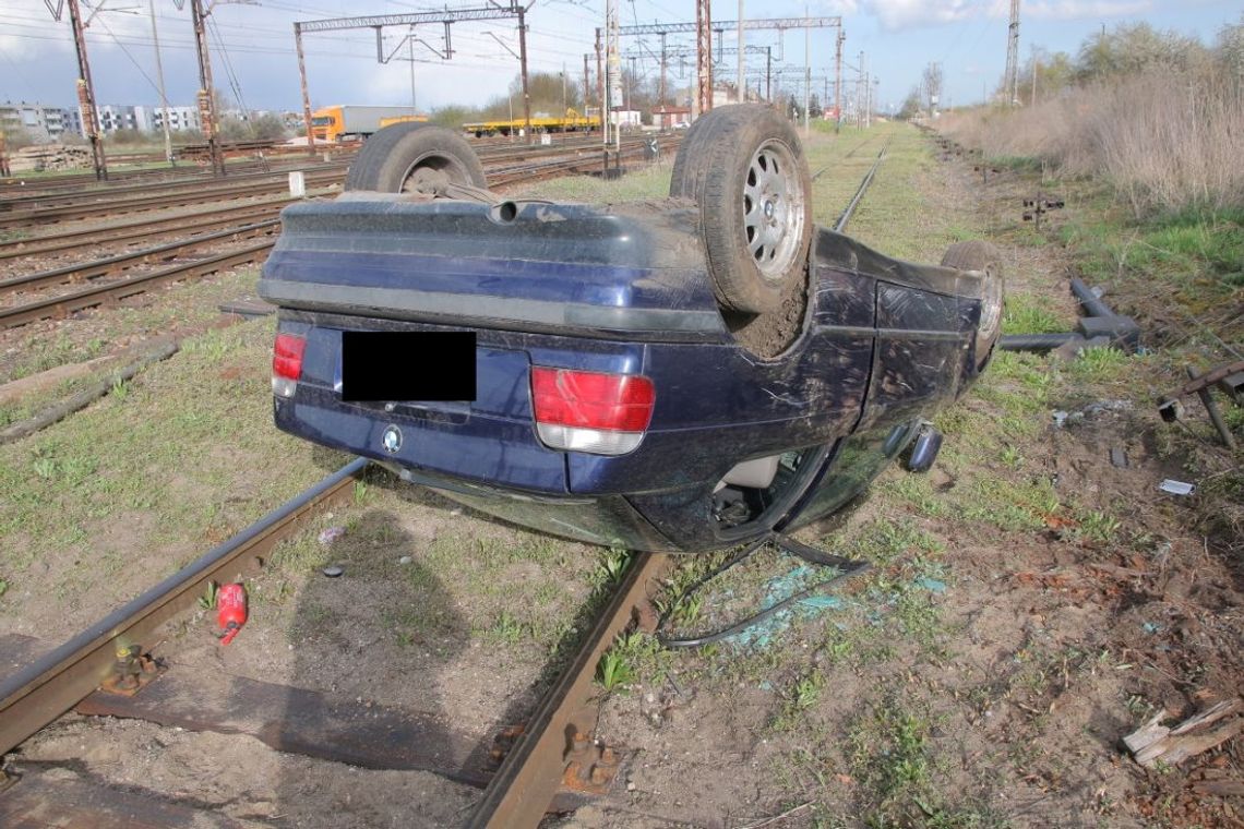 Dwóch nastolatków pożyczyło BMW i rozbiło je na torowisku. Po wszystkim po prostu uciekli