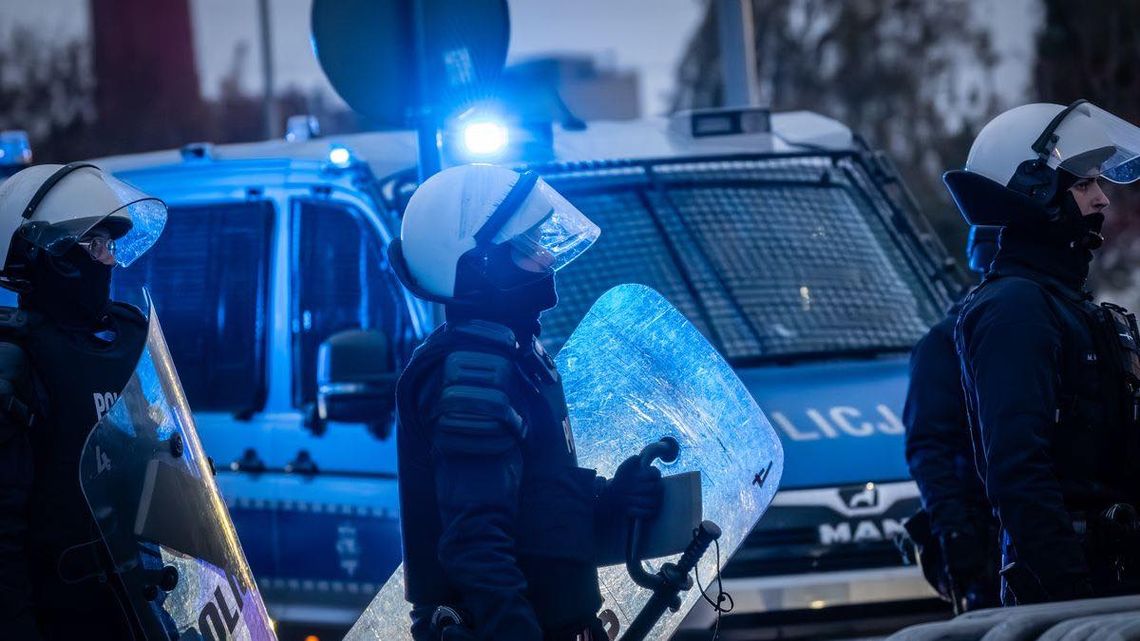 Dwóch policjantów rannych podczas zamieszek z pseudokibicami. Nie dopuścili do otwartej konfrontacji