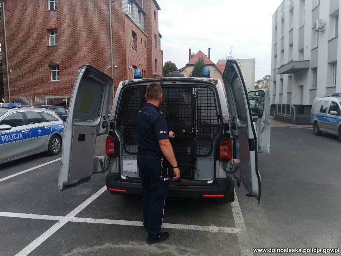 Dwóch typów na parkingu i nożyczki zamiast kluczyków w stacyjce. Złodzieje wpadli na robocie