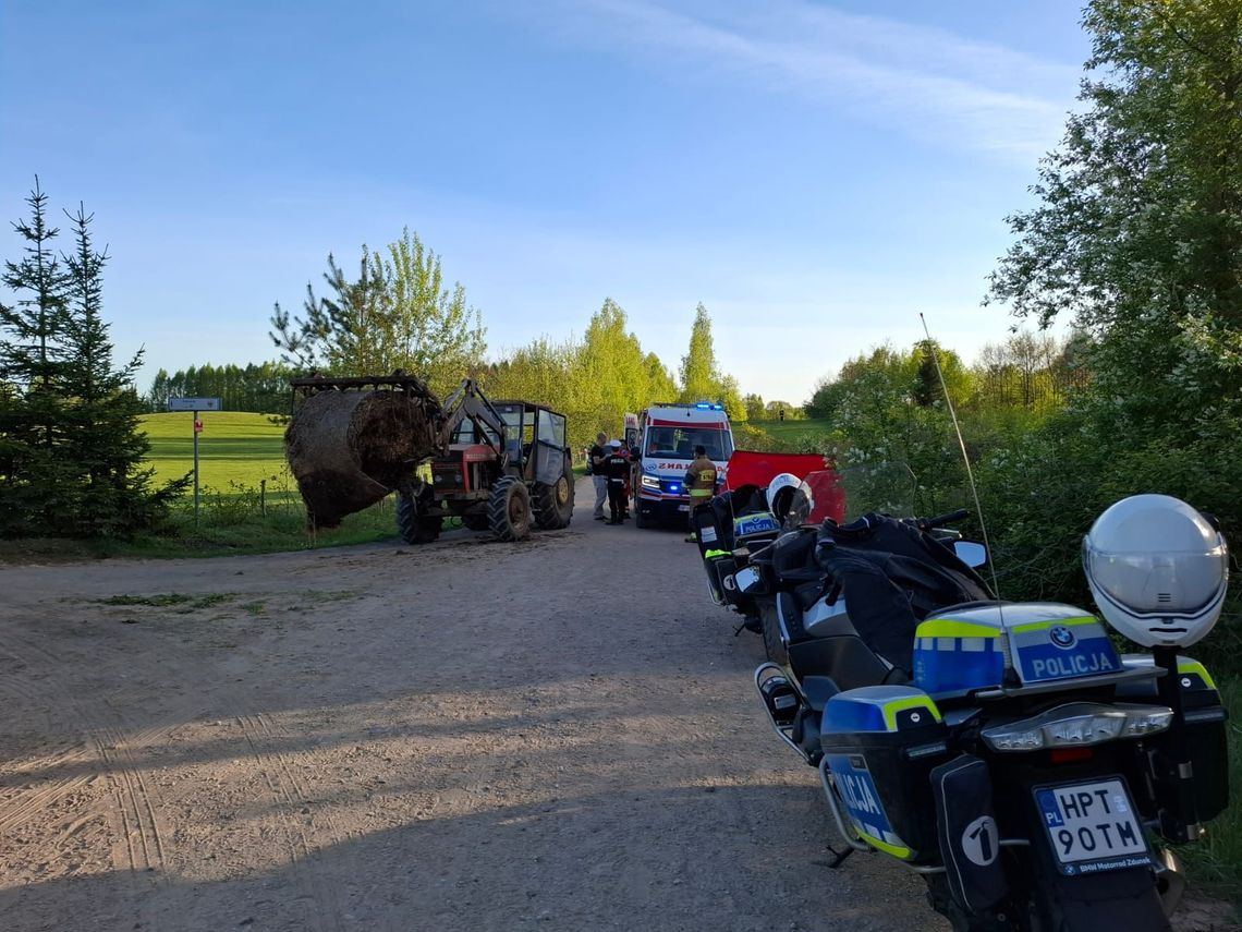 Dwuletni chłopiec śmiertelnie potrącony przez ciągnik. Szedł poboczem razem z tatą