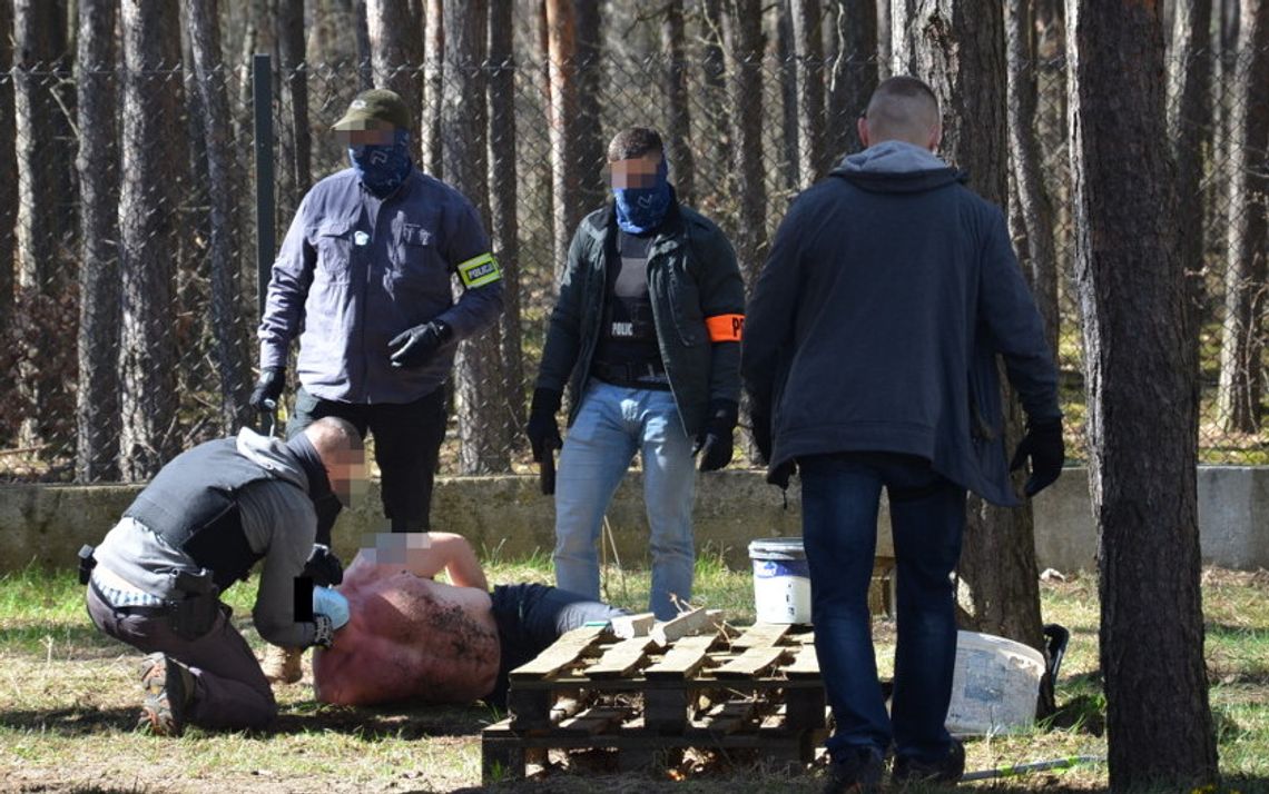 Dźgał igłą przypadkowo spotkanych ludzi. Interweniowali antyterroryści [WIDEO]