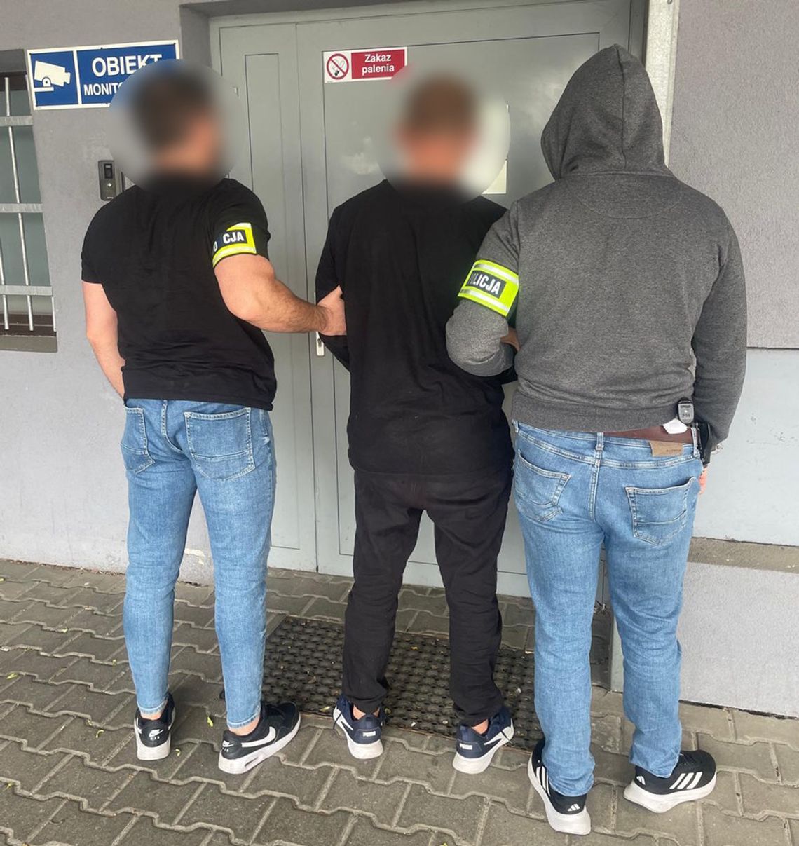 Dźgał mężczyznę nożem w mieszkaniu, a potem wyniósł na chodnik. Odpowie za usiłowanie zabójstwa