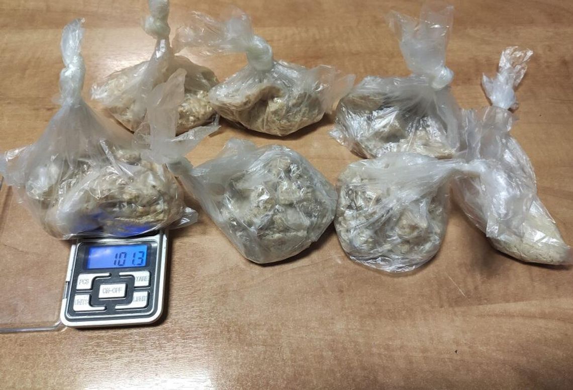 Dźgnął nożem byłą dziewczynę, policjanci zatrzymali go w mieszkaniu pełnym narkotyków