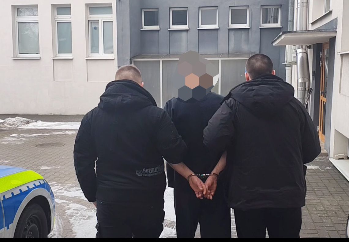 Dźgnął nożem swoją partnerkę, a potem podpalił mieszkanie. Strażacy ewakuowali całą kamienicę