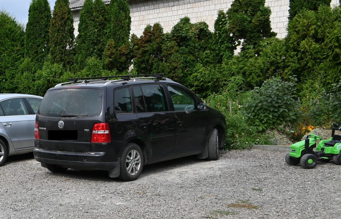 Dziadek nie widział, że 1,5 roczny wnuczek wyszedł za nim na podwórko. Potrącił go samochodem Dziadek nie widział, że 1,5 roczny wnuczek wyszedł za nim na podwórko. Potrącił go samochodem