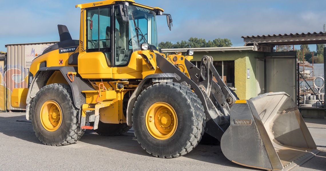 Dziadek przewoził wnuki w łyżce ładowarki. 7-latek w ciężkim stanie po przejechaniu przez maszynę