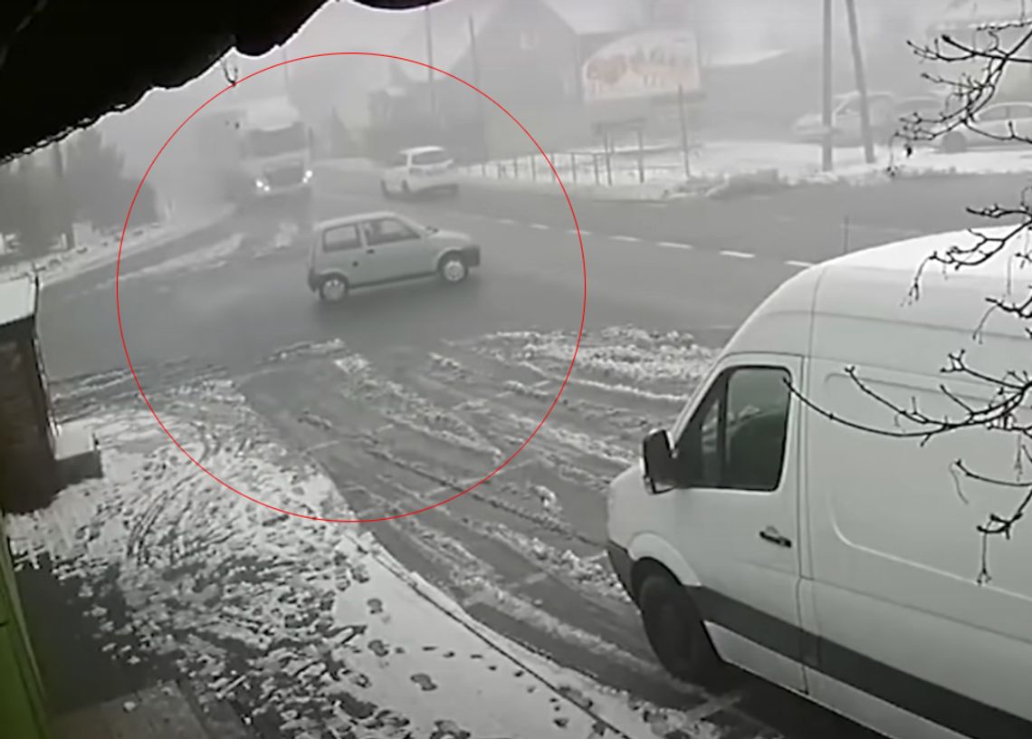 Dziadek w cinquecento wjeżdża prosto pod tira. 87-latek zginął na miejscu. WIDEO