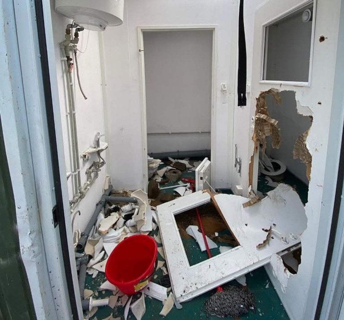 Dzieciaki zrobiły totalną demolkę na Orliku. W szale wyrywali nawet rury ze ścian. Czterech chłopców stanie przed sądem rodzinnym Dzieciaki zrobiły totalną demolkę na Orliku. W szale wyrywali nawet rury ze ścian. Czterech chłopców stanie przed sądem rodzinnym