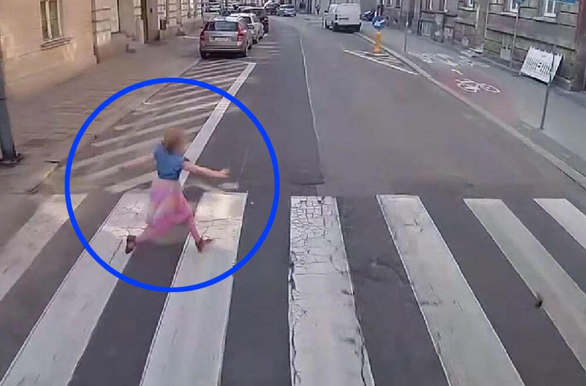 Dziecko wbiegło wprost pod koła jadącego autobusu. O włos od tragedii
