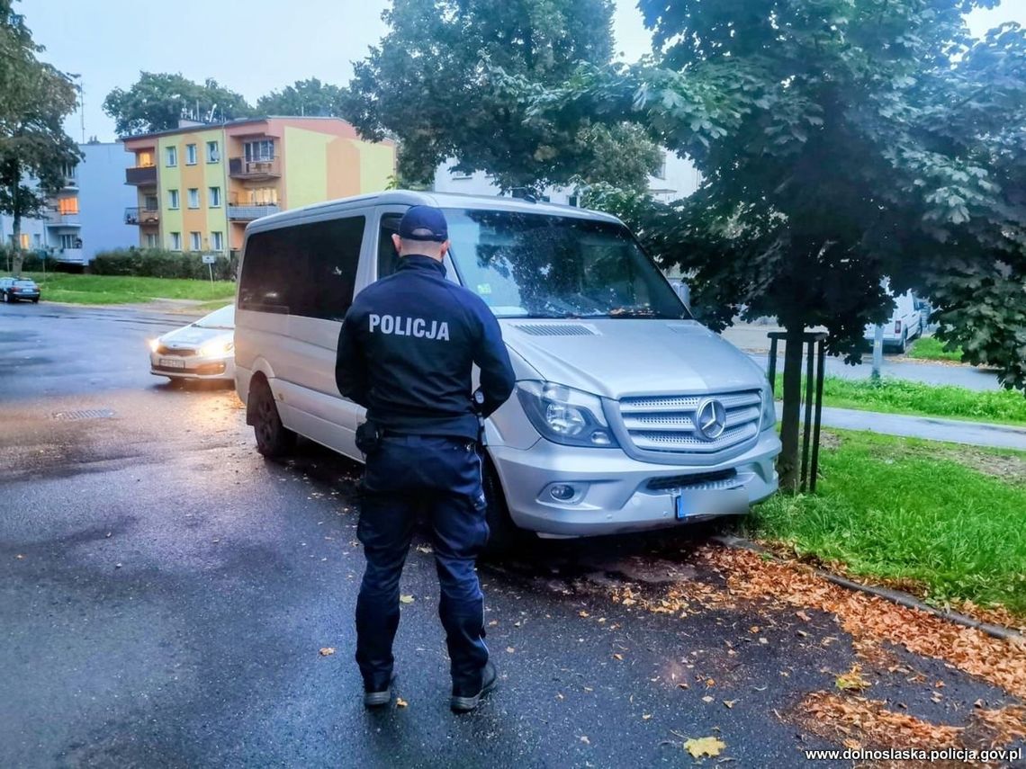 Dzielnicowi namierzyli dwa kradzione auta warte ponad 300 tysięcy. Stały na ulicy i wydały im się podejrzane