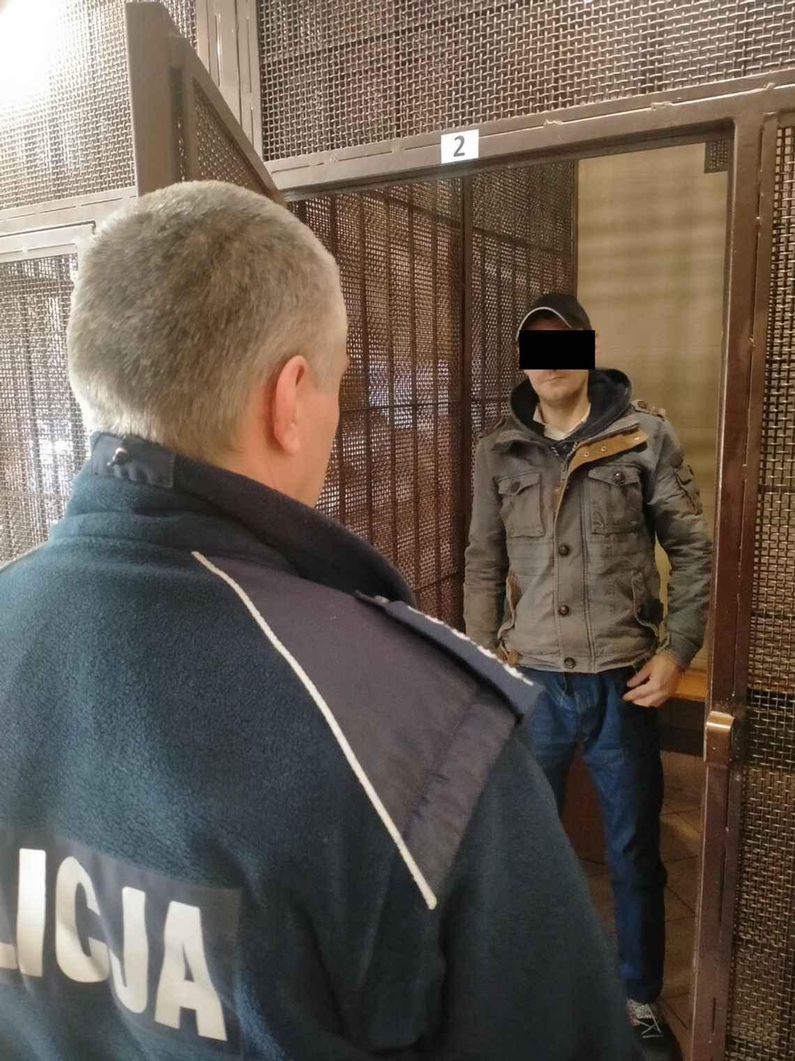 Dzielnicowi namierzyli poszukiwanego oszusta. Ukrywał się przed roczną odsiadką