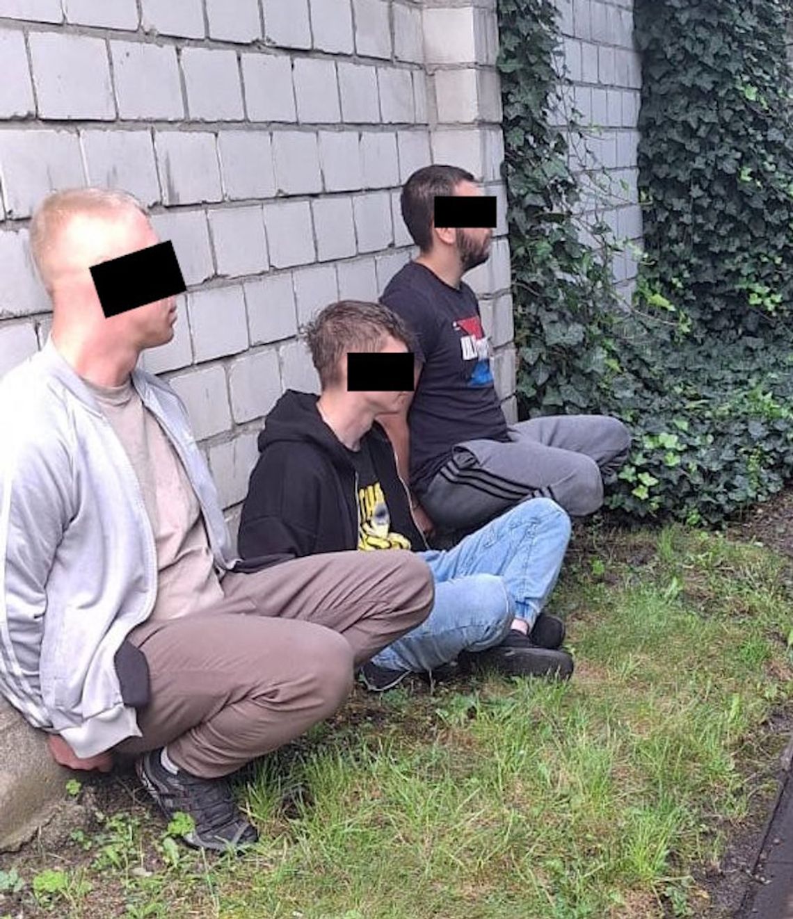 Dzielnicowi przyszli po poszukiwanego, znaleźli melinę narkotykową. Zatrzymano 4 mężczyzn i kobietę