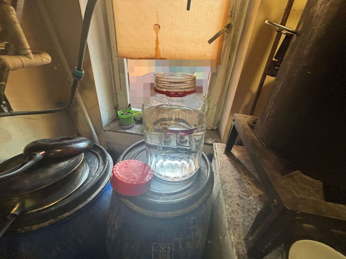 Dzielnicowy chciał doręczyć kobiecie wezwanie, przyłapał ją na pędzeniu bimbru