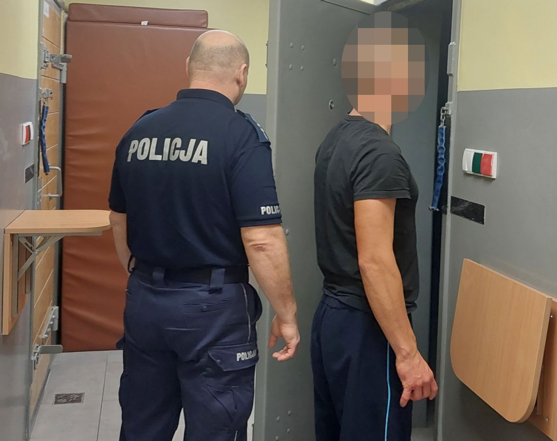 Dzielnicowy namierzył narkotykowy adres. Następnego dnia przyjechał z kryminalnymi Dzielnicowy namierzył narkotykowy adres. Następnego dnia przyjechał z kryminalnymi