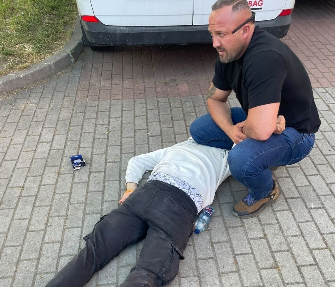 Dzielnicowy po służbie zobaczył uciekającego złodzieja. Dogonił go, zatrzymał i wezwał kolegów Dzielnicowy po służbie zobaczył uciekającego złodzieja. Dogonił go, zatrzymał i wezwał kolegów