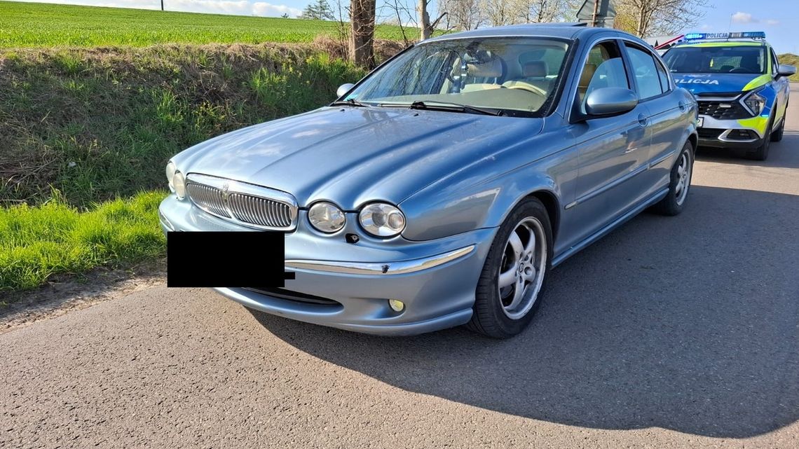 Dzielnicowy próbował zatrzymać Jaguara, ale kierowca pojechał dalej. Popełnił pijacką recydywę