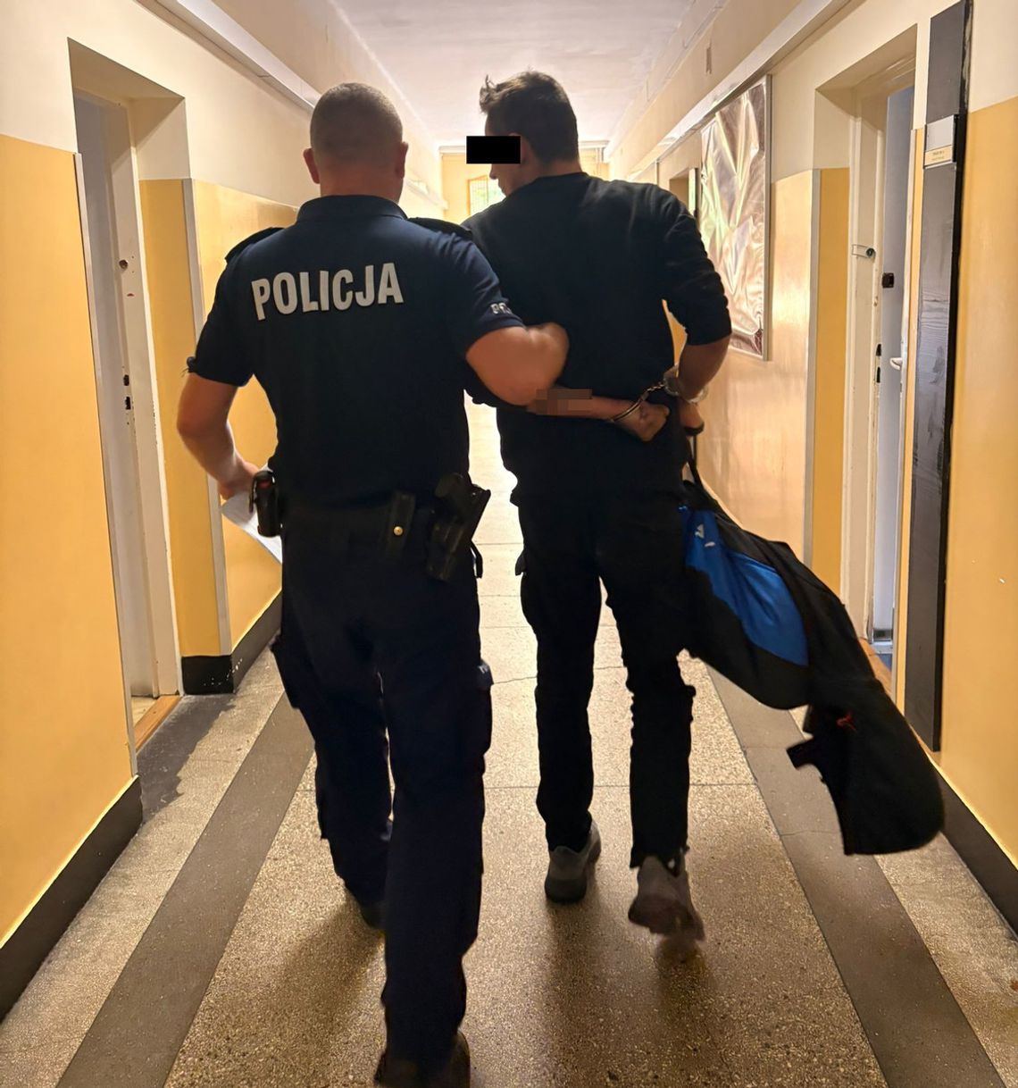 Dzielnicowy zatrzymał poszukiwanego 32-latka. Mężczyznę zdradziło nerwowe zachowanie Dzielnicowy zatrzymał poszukiwanego 32-latka. Mężczyznę zdradziło nerwowe zachowanie