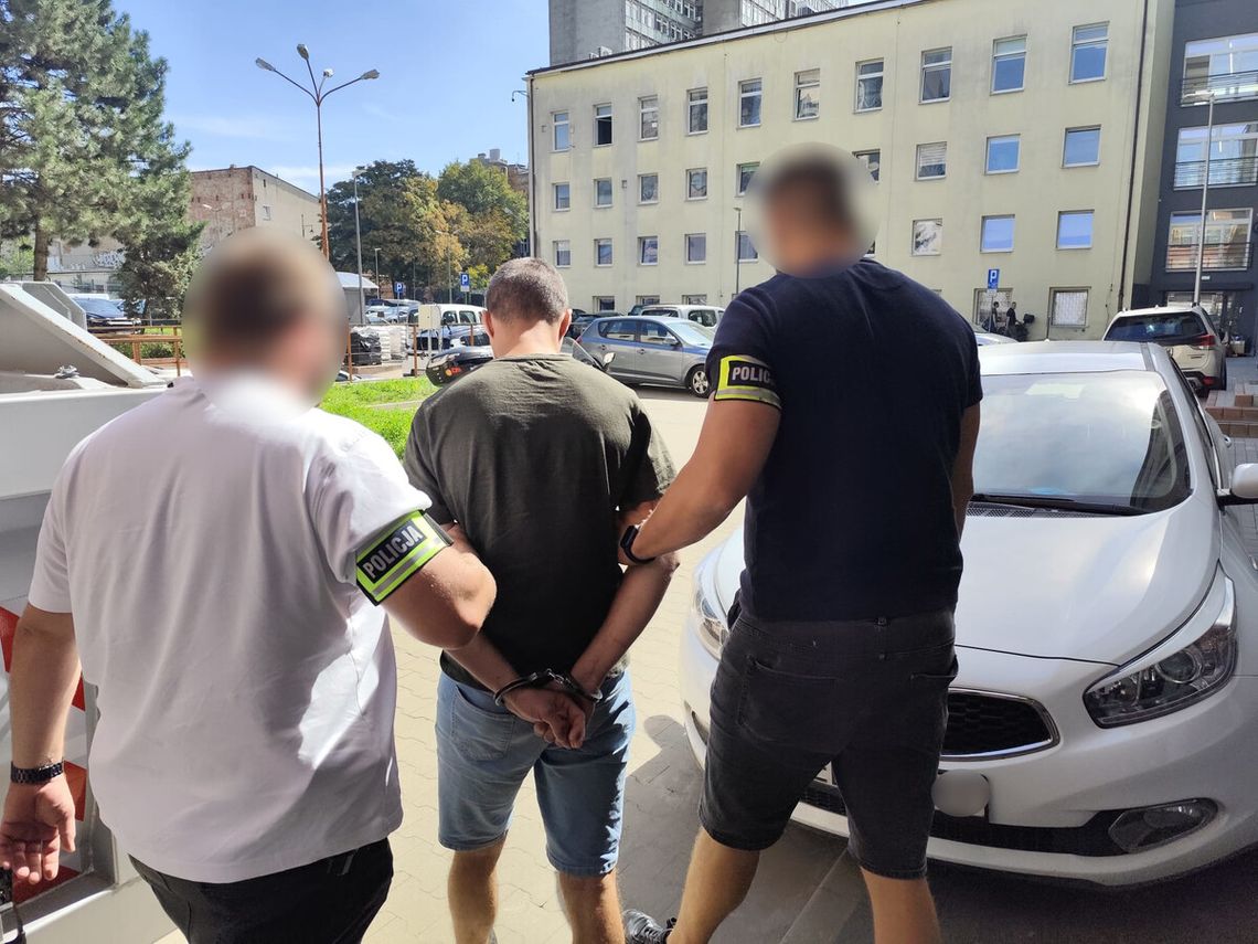 Dzień po kradzieży jechał skradzionym autem. Tablice trzymały się na taśmie Dzień po kradzieży jechał skradzionym autem. Tablice trzymały się na taśmie