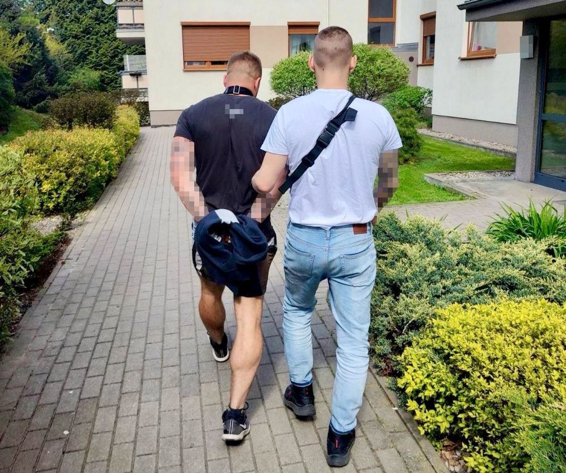 Dziewczyna dilera otworzyła drzwi policjantom. Znaleźli narkotyki, a następnie jej chłopaka