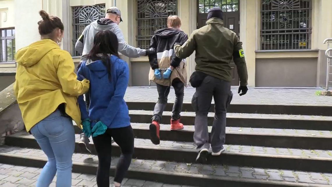 Dziewczyna i chłopak odpowiedzą za brutalny rozbój. Razem bili ofiarę, potem okradli