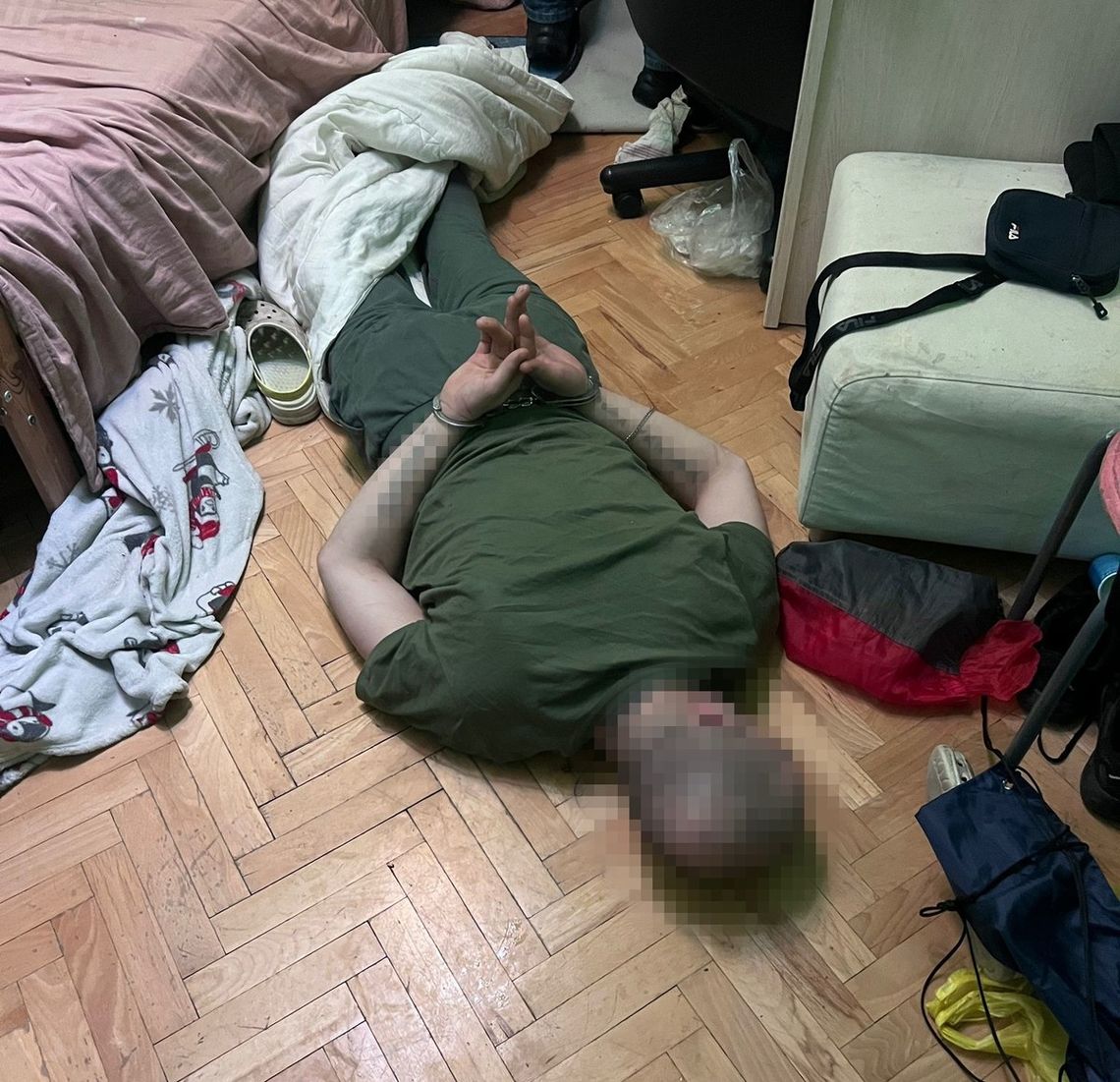 Dziewczyna pakowała towar, a oni straszyli ekspedientki pistoletem. Policjanci rozbili gang złodziei