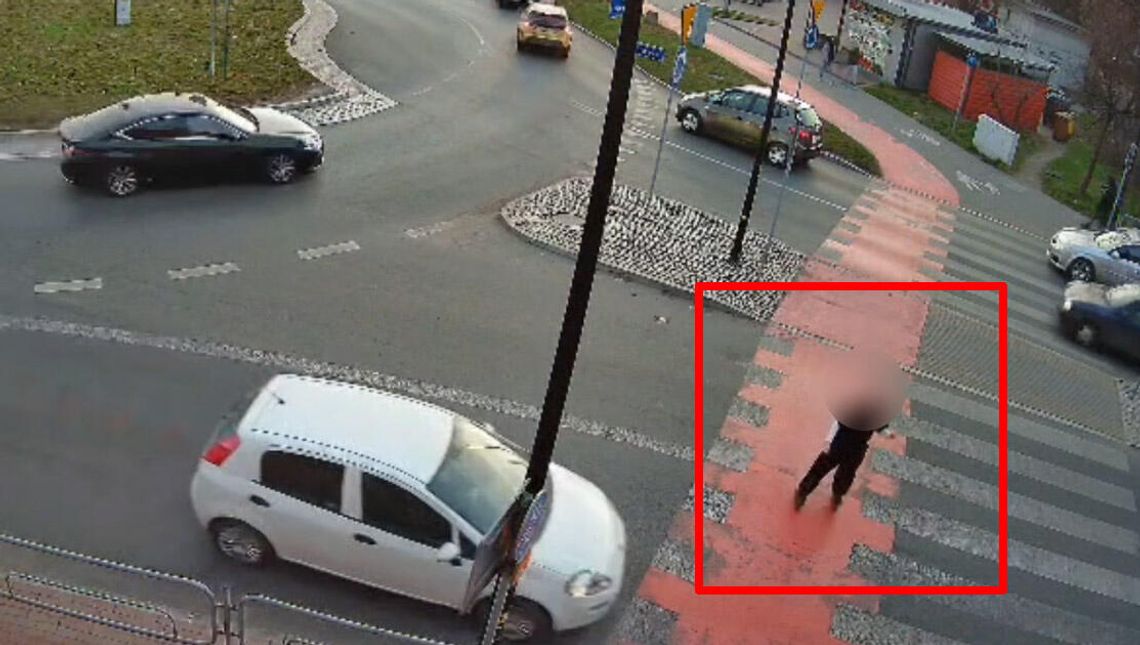 Dziewczyna na rolkach potrącona przez samochód zjeżdżający z ronda