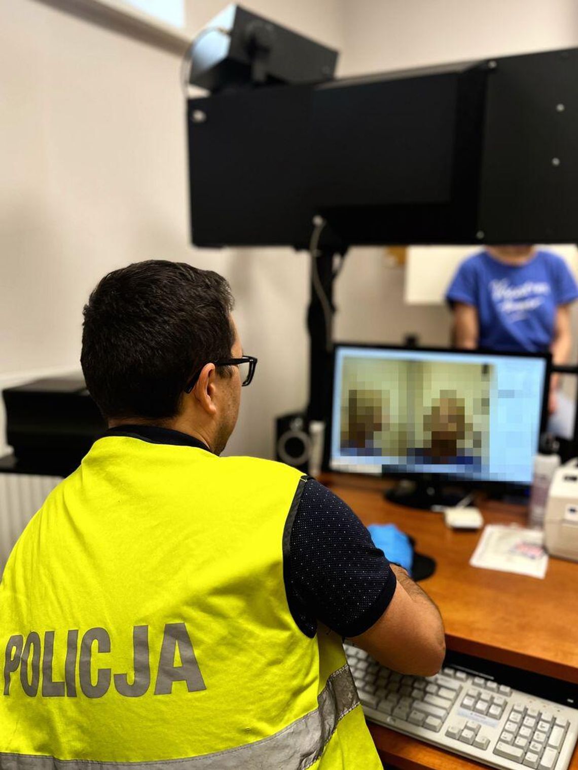 Dziewczyna usłyszała policję i wyskoczyła przez okno razem z narkotykami. Wpadła prosto w ręce policjantów