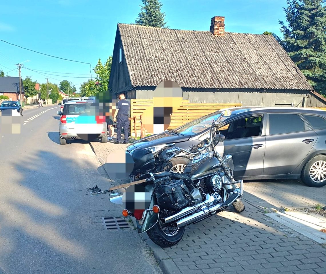 Dziewczyna w osobówce nie zobaczyła motocyklisty. Wymusiła i spowodowała wypadek. Mężczyzna w szpitalu