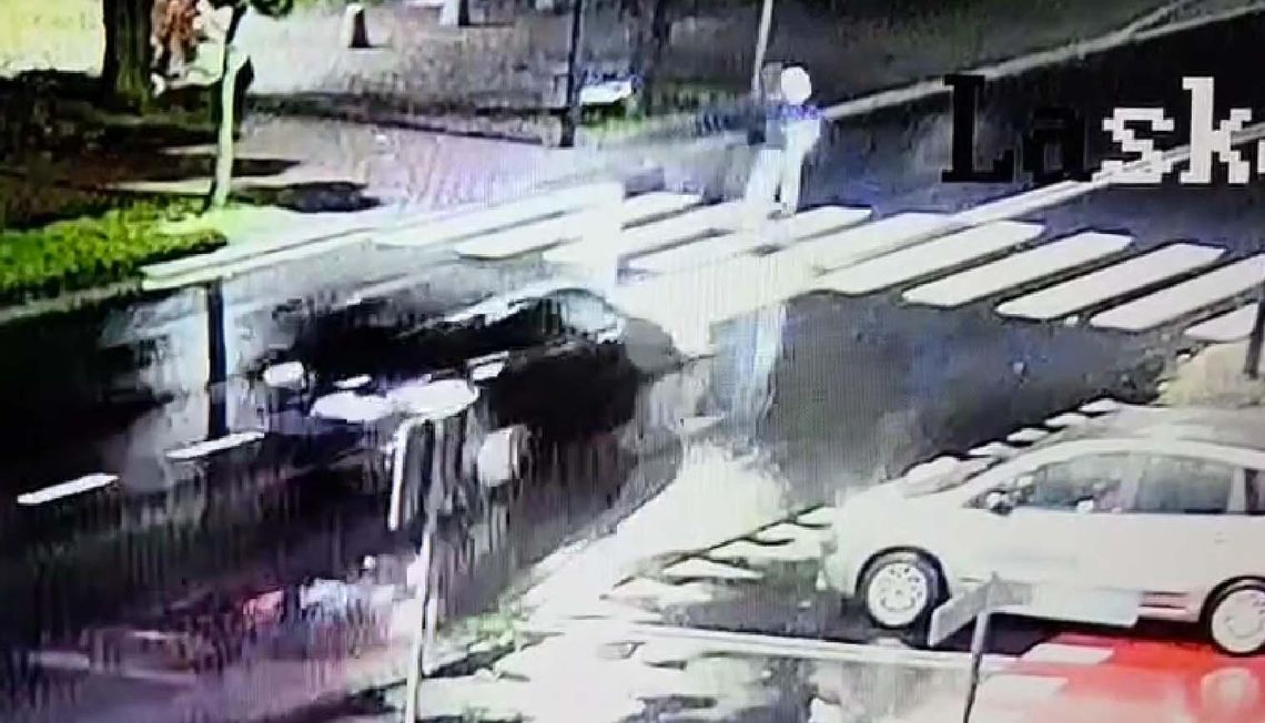 Dziewczynka na hulajnodze elektrycznej wjechała prosto pod samochód. Nie miła kasku ani karty rowerowej