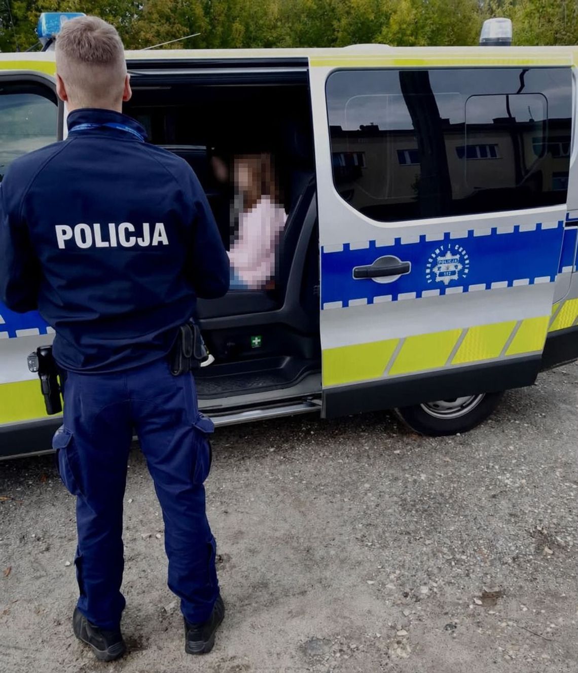 Dziewczynki robiły sobie sesję na torach kolejowych. Nie słyszały sygnałów ostrzegawczych Dziewczynki robiły sobie sesję na torach kolejowych. Nie słyszały sygnałów ostrzegawczych