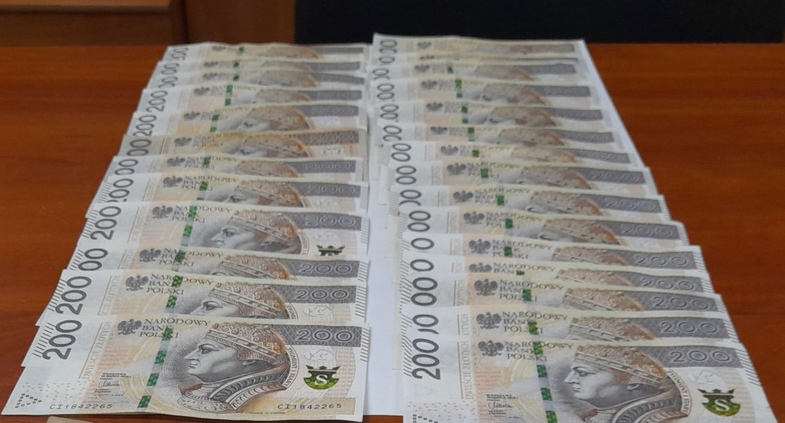 Dziewczynki znalazły rulon banknotów na parkingu. Dzięki ich uczciwości blisko 7 tysięcy złotych wróciło do właściciela
