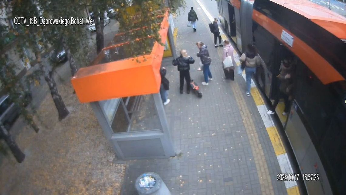 Dziewczyny na hulajnodze elektrycznej potrąciły kobietę na chodniku. Szuka ich policja Dziewczyny na hulajnodze elektrycznej potrąciły kobietę na chodniku. Szuka ich policja