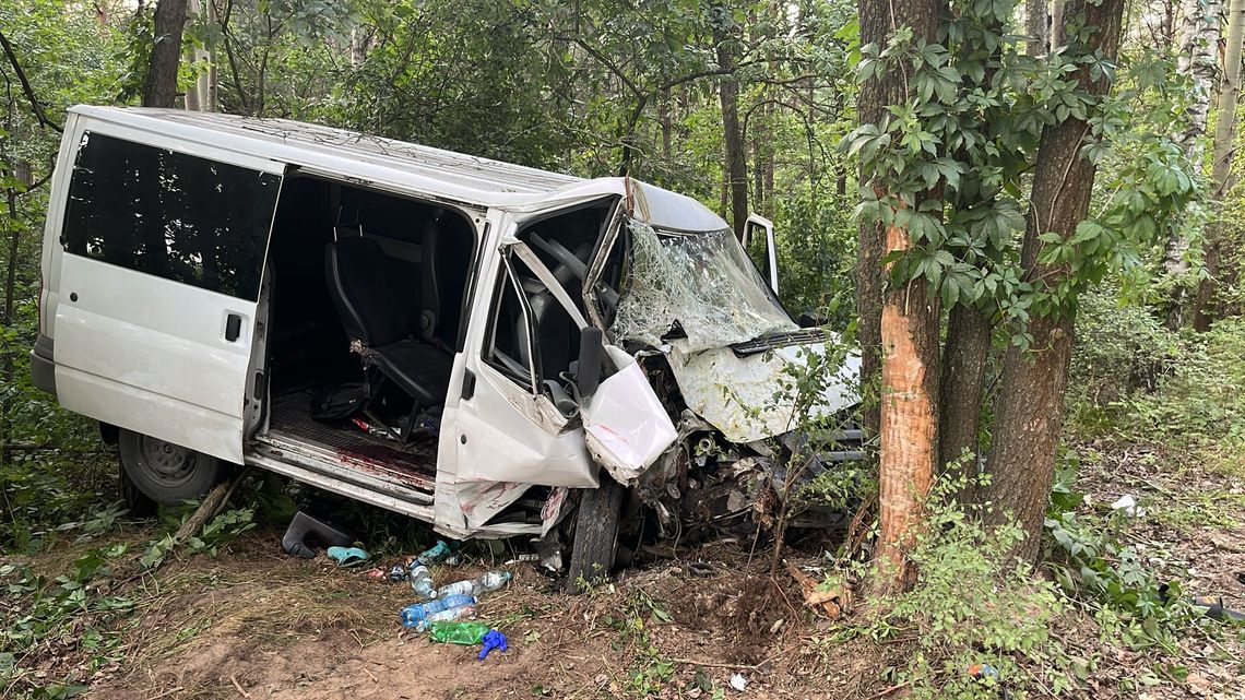 Dziewięć osób rannych po zderzeniu busa z ciągnikiem. Kierujący fordem 19-latek nie miał uprawnień