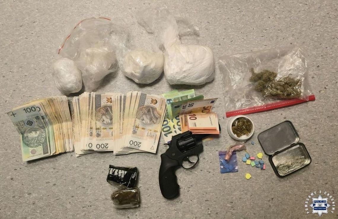 Efekt przeszukania w domu dilera. Zabezpieczono ponad pół kilograma różnych narkotyków, rewolwer i pieniądze Efekt przeszukania w domu dilera. Zabezpieczono ponad pół kilograma różnych narkotyków, rewolwer i pieniądze