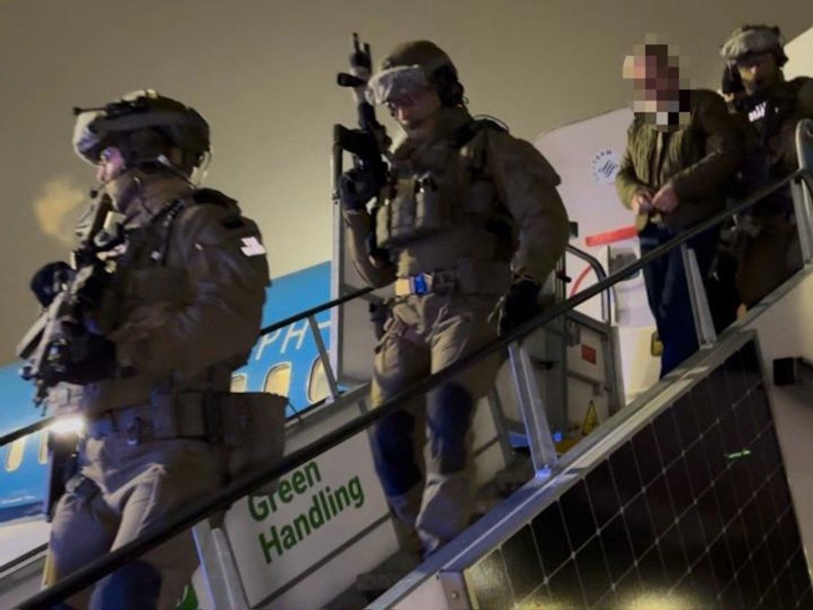 Ekstradycja z Panamy: 65-latek podejrzany o przemyt 44 litrów płynnej kokainy sprowadzony do Polski